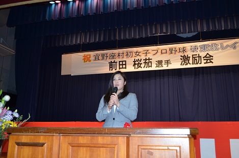 演壇でマイクを手に持ち、話をする前田桜茄さんの写真